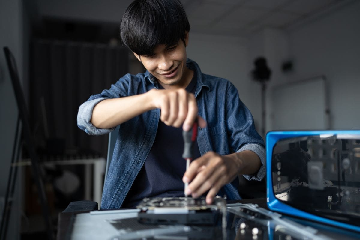 technical support is smiling shows a happy service to the client